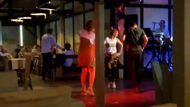 Девушка зажигает на дискотеке в Геледжике. Очень смешно.the disco in Gelegte смотреть онлайн