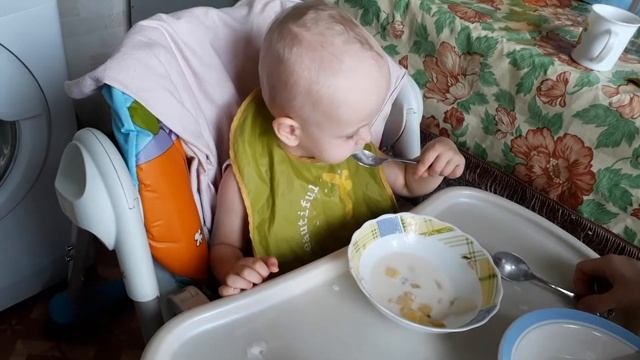 Оля кушает суп