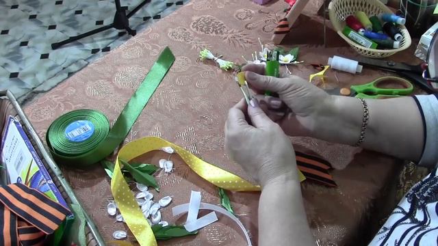 Мастер-класс по изготовлению броши из лент "Яблоневый цвет", ко Дню Победы. смотреть онлайн