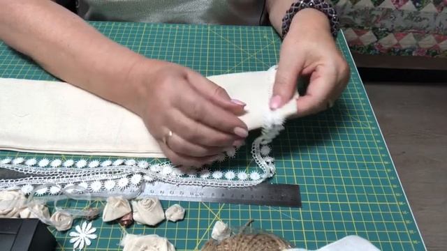 Подарки. Новогодние подарки. Держатель для туалетной бумаги с текстильными розочками смотреть онлайн