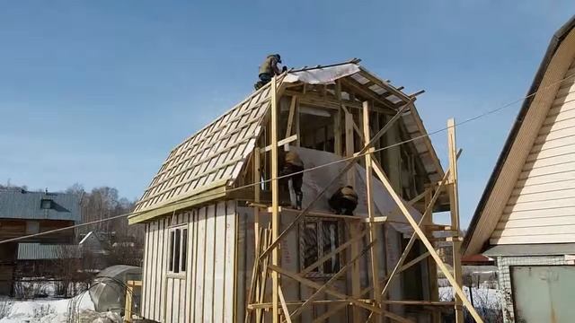 Строительство каркасного дома 6х8 с мансардой. Часть 2 Монтаж крыши и ветро-влагозащиты. смотреть онлайн