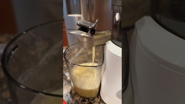 Making my juice has become therapeutic. #greenjuicerecipe смотреть онлайн