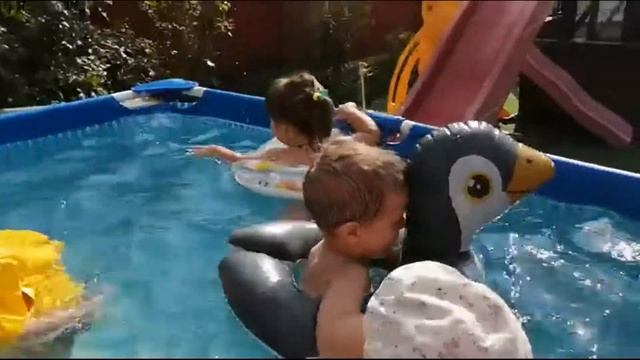 Позитивия 26 07 2020 Клип игры с воспитателем в бассейне на улице Асия Дюсупова смотреть онлайн