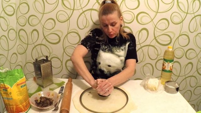 Домашняя пицца в духовке с колбасой и сыром простой рецепт выпечки к чаю! смотреть онлайн