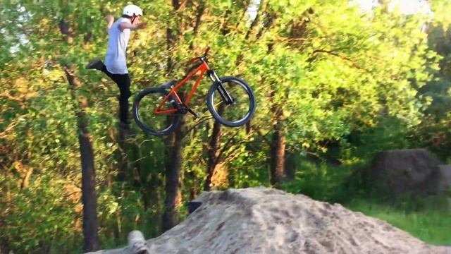 МТБ Прыжки на трамплинах против Брейкданс | Boomfunk MC`s - Freestyler смотреть онлайн