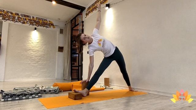 АСАНЫ СТОЯ, 3 урок. ТРИКОНАСАНА смотреть онлайн