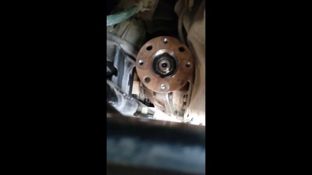 БМВ Х1 2.0 дизель Затяжка гайки хвостовика переднего редуктора смотреть онлайн