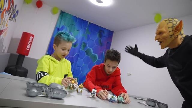 Монстр СЛЕДИТ за Нами! Прятки от Зомби в Доме! Hide and Seek with Monster смотреть онлайн