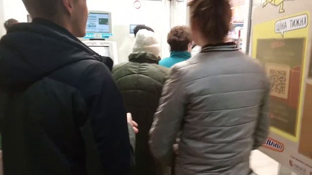 В магазин не больше десяти, но без маски можно. Карантин, день тритий смотреть онлайн
