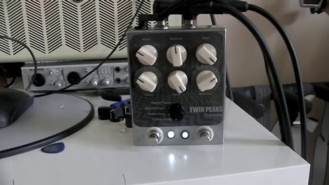 drolo - Twin Peaks Tap Tempo Tremolo / Harmonic Vibrato / Multiple Wave Shapes смотреть онлайн