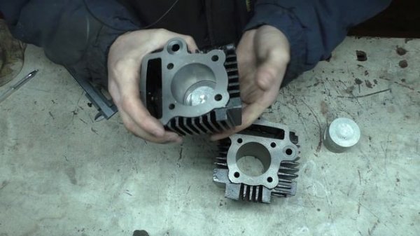 Поршни одинаковые, а объемы разные на мопеде Альфа.