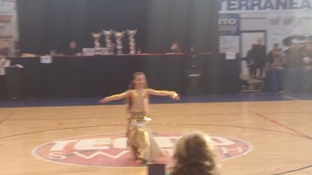 ESIBIZIONE DI DANZA DEL VENTRE DELLA PICCOLA TERRY - LITTLE GIRL BELLYDANCING DRUM SOLO JILLINA смотреть онлайн