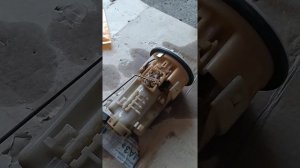 Замена топливного фильтра в баке Тойота ноах)))