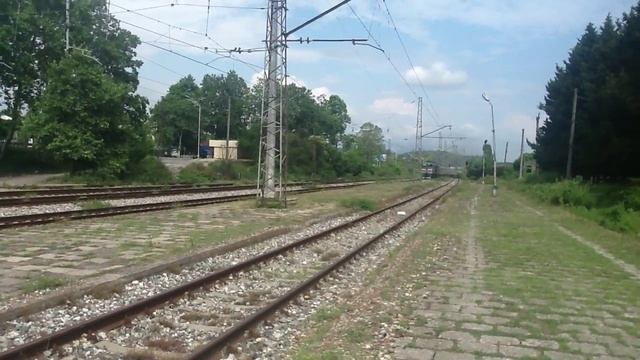 Прибытие поезда Сухум-Москва на ст.Гудаута, Абхазия. смотреть онлайн