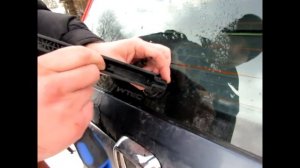 снятие и устройство задней щетки стеклоочистителя (дворника) Honda CRV