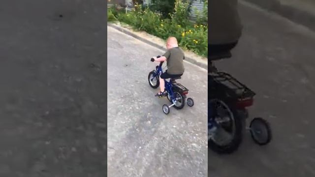 первый двухколесный велосипед puky, Малыш 2.8 года смотреть онлайн