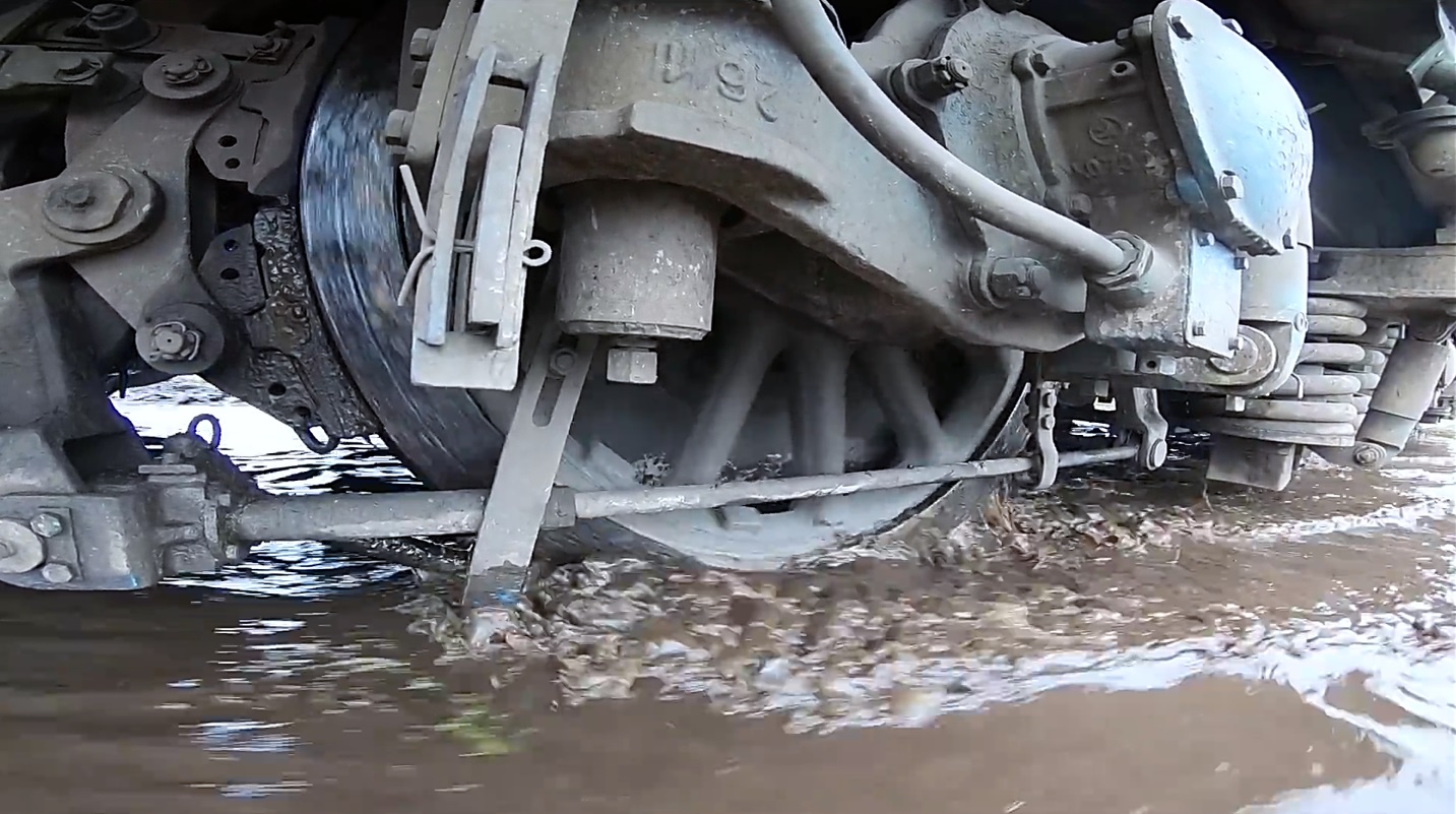 Вот что бывает, когда рельсы утопают в воде. Поезд проезжает подтопленную железную дорогу. смотреть онлайн