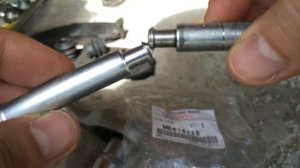 замена направляющих болтов переднего суппорта Mitsubishi Outlander