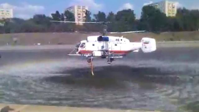 Забор воды вертолетом МЧС (Дербеневская набрежная) смотреть онлайн