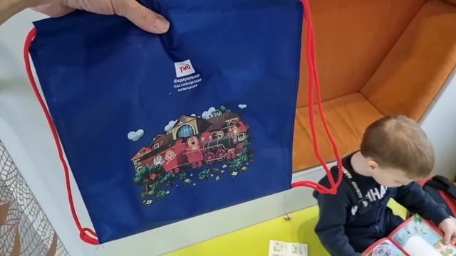 Подарки РЖД в двухэтажном поезде / Вагон бизнес-класса и детский вагон смотреть онлайн