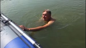 #149/ Маныч. Вылезаем из воды в лодку ПВХ. Лестница в лодку.