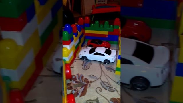 Играем в машинки. Обезьянка красная.red monkey. смотреть онлайн