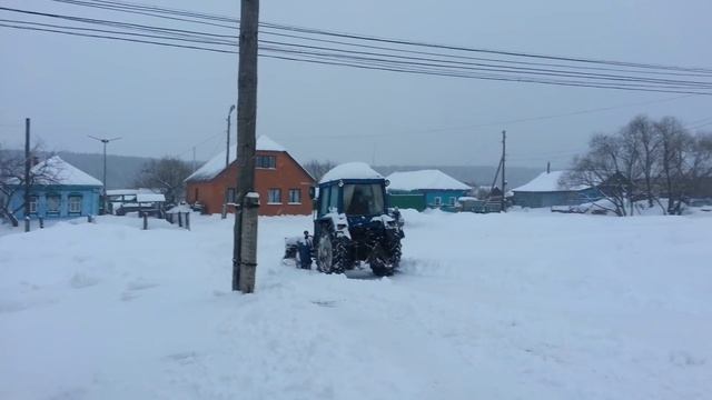 07 01 2017г Чистим снег со двора на МТЗ смотреть онлайн