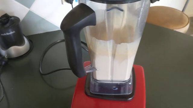 Making hummus in my Vitamix 5200 смотреть онлайн