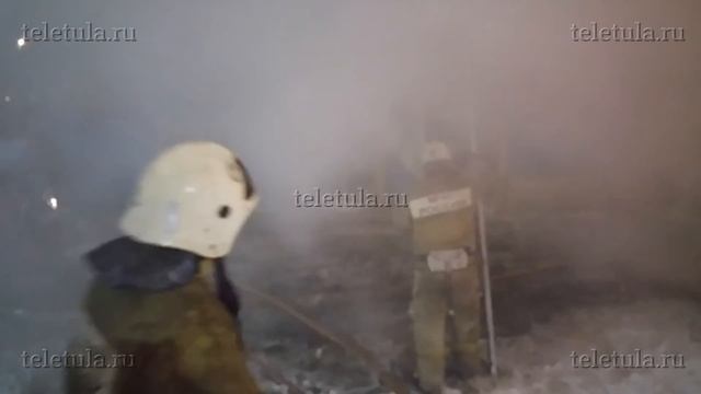 На ул. Пролетарской в Туле снова загорелся частный дом смотреть онлайн