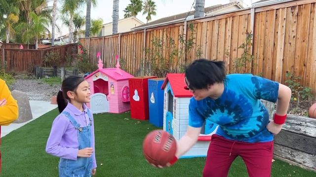 Eric and Charlotte Pretend Play Basketball Sports Challenge смотреть онлайн