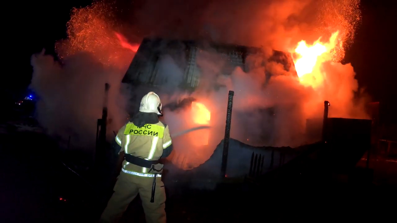 В прошедшие выходные в п. Майский Оричевского района загорелась баня? смотреть онлайн