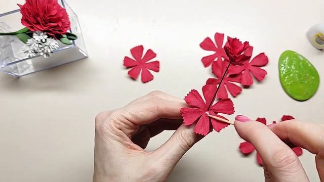 Гвоздика из фоамирана, без шаблонов, легко Цветы из фоамирана. Сarnation flower from foam Бутоньерк смотреть онлайн