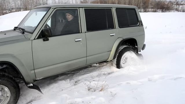 Патрол Y60 в снегу смотреть онлайн