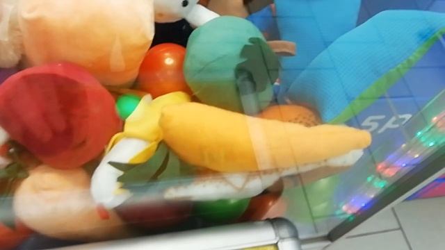 Огромный белый мишка в автомате хватайке. Выиграю или нет? смотреть онлайн