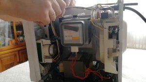 Ремонт микроволновки Midea, замена колпачка магнетрона и экрана слюды своими руками.