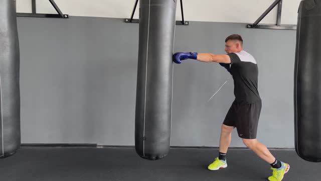 Работа на мешке, самые простые комбинации для новичков в боксе! смотреть онлайн
