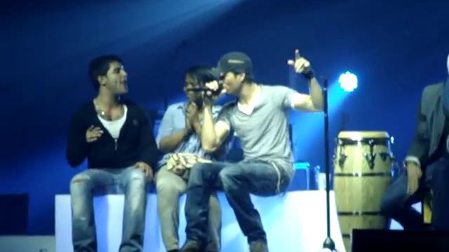 Enrique Iglesias-Euphoria Tour-Purple Rain cover with fans Paris смотреть онлайн