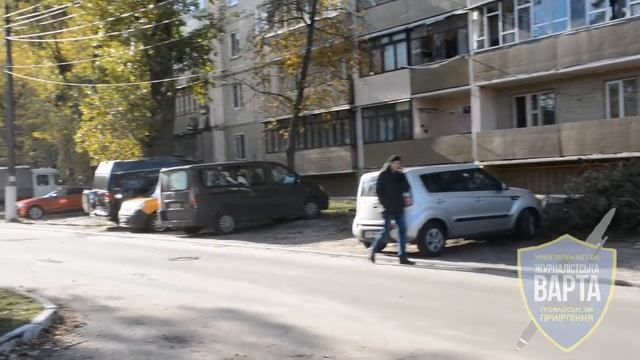 вместо детской площадки - парковка