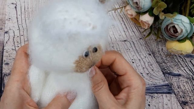 Вязаный заяц. Мастер класс. Часть 5. Сборка и оформление деталей. смотреть онлайн