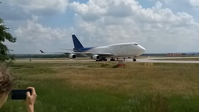Aerotranscargo Boeing 747-400(F) ER-JAI at Ferihegy Liszt Ferenc International Airport смотреть онлайн