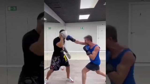 ❤️Pablo Motos muestra su habilidad en el boxeo con Omar Montes y el Matador смотреть онлайн