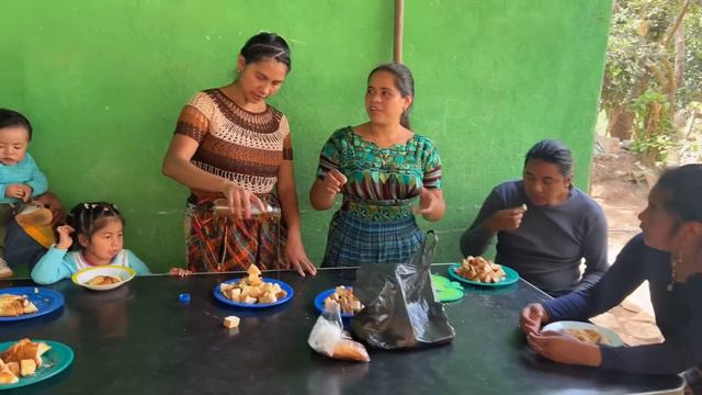 Tradición GUATEMALTECA, Comer Panes Con MIEL смотреть онлайн