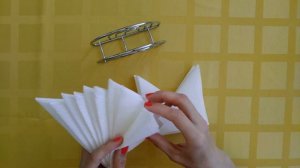 Как красиво сложить салфетки в салфетницу?