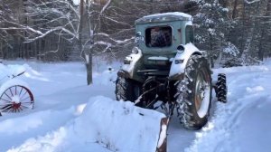 Трактор Т-40 чистит снег