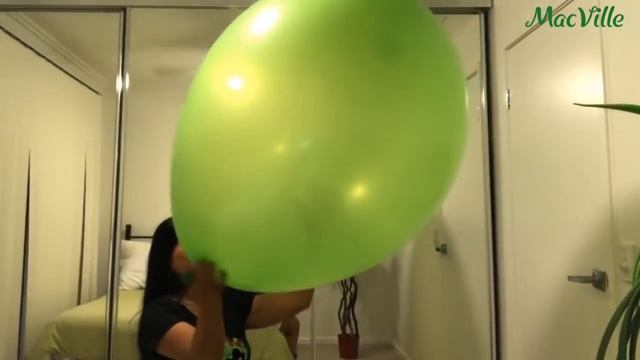 Giant Green Balloon ? Blowing and Playing with a 36" (90cm) Balloon!! смотреть онлайн