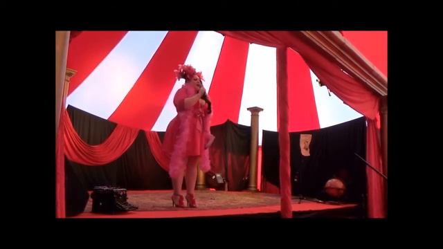 Em Brulée, Compère and Show-woman смотреть онлайн