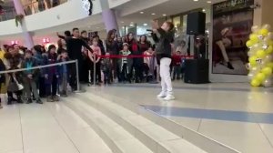 Русский мальчик поёт на казахском.