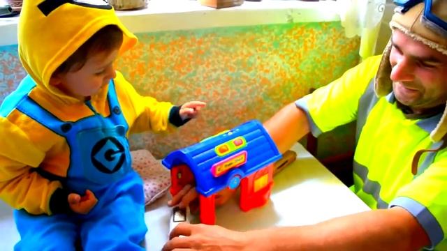 Стася и папа миньон. Станция для ремонта поездов, играем вместе. смотреть онлайн