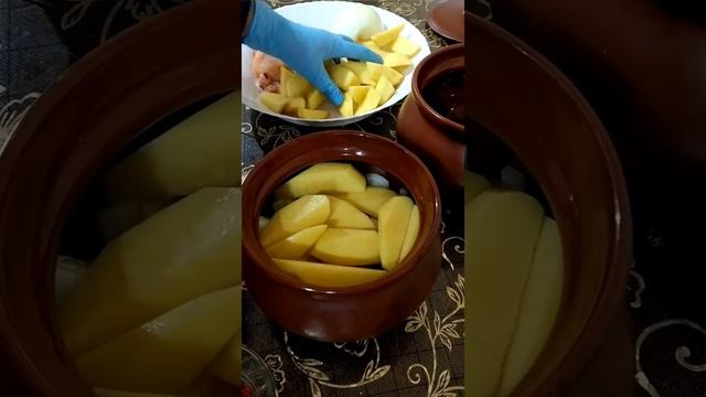 Курица в горшочке