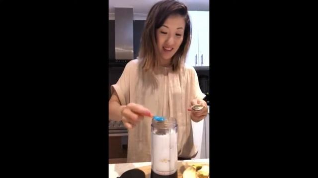 Banana Cacao Smoothie to Go with Mobi-Blitz Portable Blender смотреть онлайн